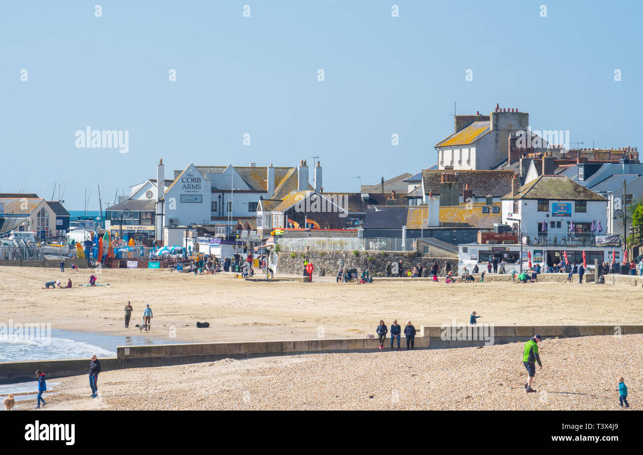 Lyme Regis, Dorset, Regno Unito. Il 12 aprile 2019. Regno Unito: Meteo una luminosa e soleggiata start per le vacanze di Pasqua presso la pittoresca relazione di Lyme Regis. Le famiglie possono usufruire della spiaggia sabbiosa su un soleggiato, ma freddino mattino di Aprile. Credito: Celia McMahon/Alamy Live News Foto Stock