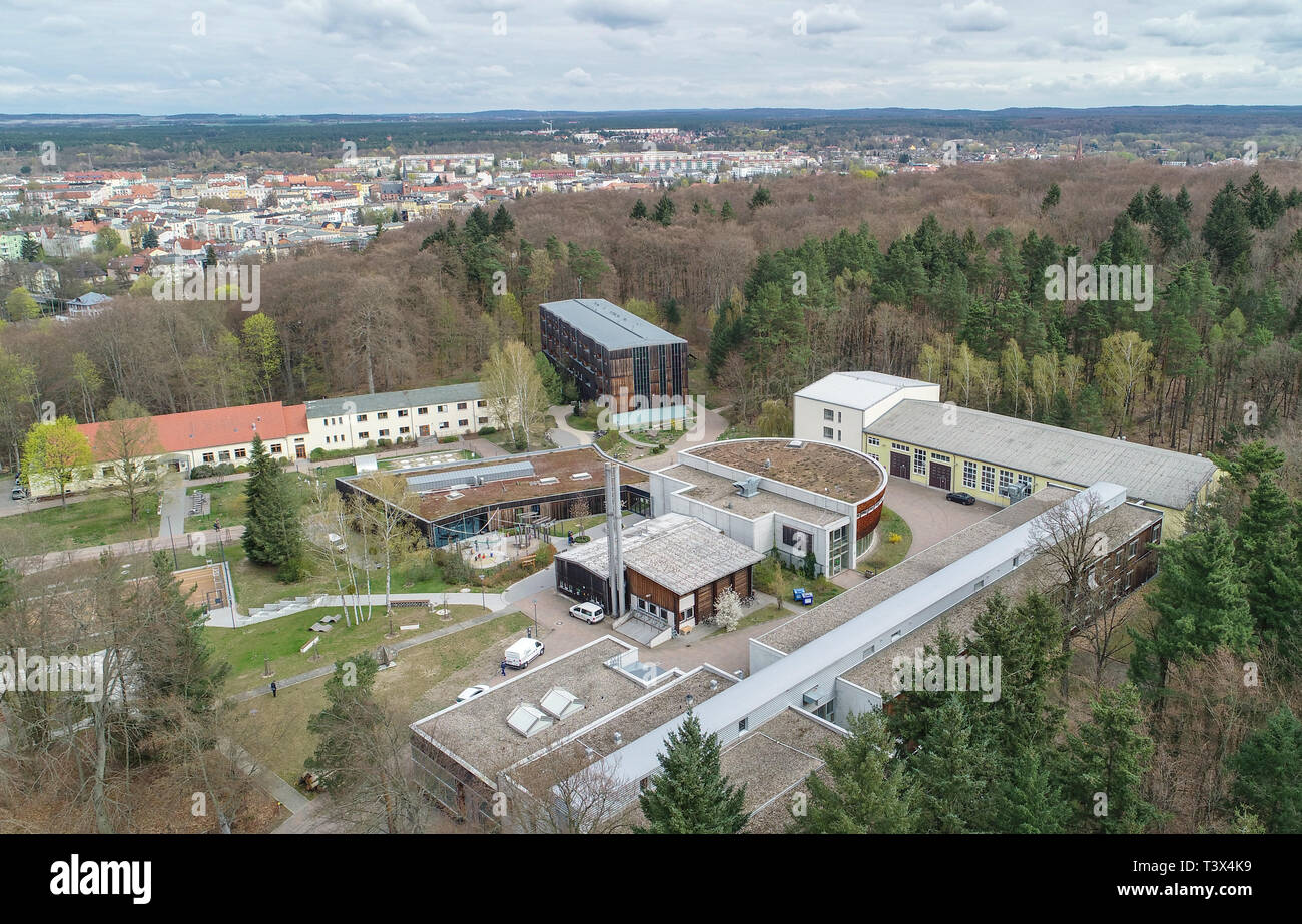 Eberswalde, Germania. Xi Apr, 2019. Il campus della foresta della Hochschule für nachhaltige Entwicklung Eberswalde (HNEE), vista aerea con un drone. Credito: Patrick Pleul/dpa-Zentralbild/ZB/dpa/Alamy Live News Foto Stock