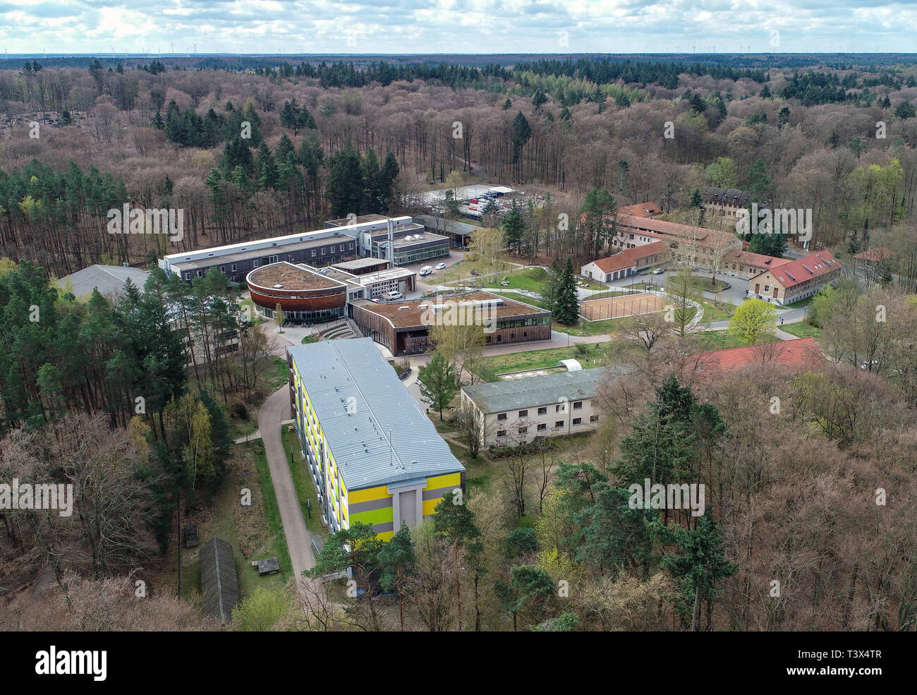 Eberswalde, Germania. Xi Apr, 2019. Il campus della foresta della Hochschule für nachhaltige Entwicklung Eberswalde (HNEE), vista aerea con un drone. Credito: Patrick Pleul/dpa-Zentralbild/ZB/dpa/Alamy Live News Foto Stock