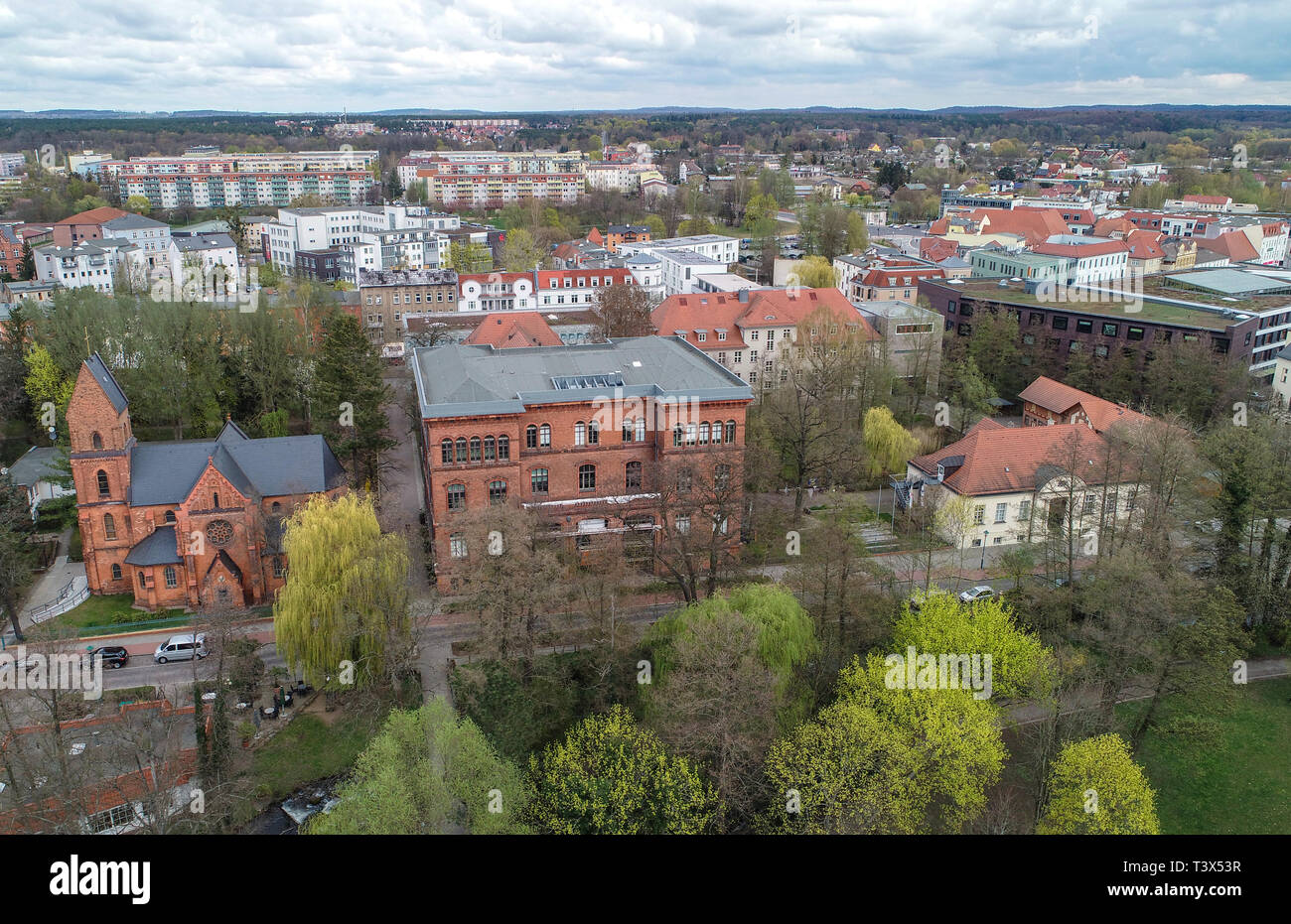 Eberswalde, Germania. Xi Apr, 2019. Il complesso della Hochschule für nachhaltige Entwicklung Eberswalde (HNEE), vista aerea con un drone. Credito: Patrick Pleul/dpa-Zentralbild/ZB/dpa/Alamy Live News Foto Stock