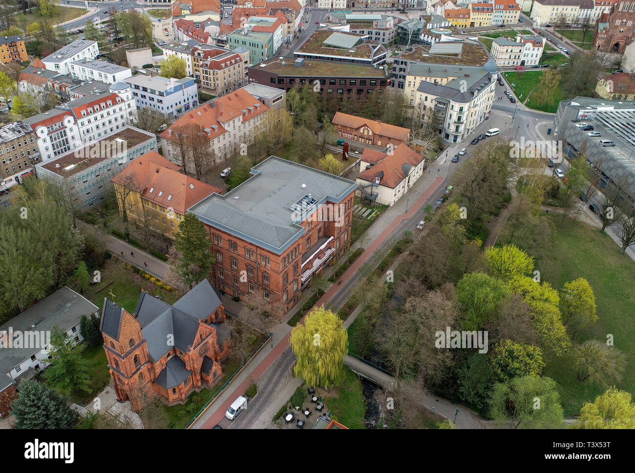 Eberswalde, Germania. Xi Apr, 2019. Il complesso della Hochschule für nachhaltige Entwicklung Eberswalde (HNEE), vista aerea con un drone. Credito: Patrick Pleul/dpa-Zentralbild/ZB/dpa/Alamy Live News Foto Stock