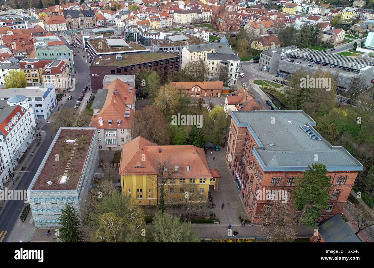 Eberswalde, Germania. Xi Apr, 2019. Il complesso della Hochschule für nachhaltige Entwicklung Eberswalde (HNEE), vista aerea con un drone. Credito: Patrick Pleul/dpa-Zentralbild/ZB/dpa/Alamy Live News Foto Stock