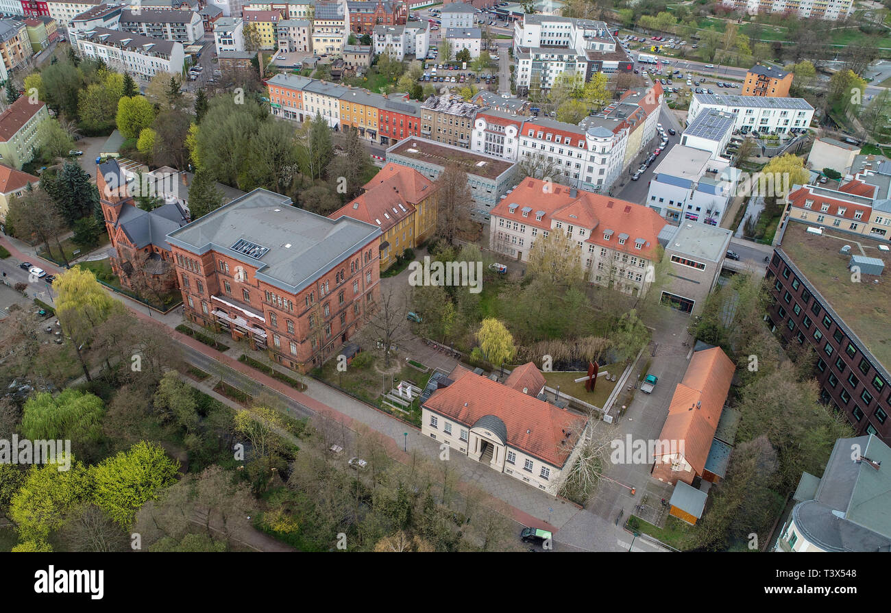Eberswalde, Germania. Xi Apr, 2019. Il complesso della Hochschule für nachhaltige Entwicklung Eberswalde (HNEE), vista aerea con un drone. Credito: Patrick Pleul/dpa-Zentralbild/ZB/dpa/Alamy Live News Foto Stock