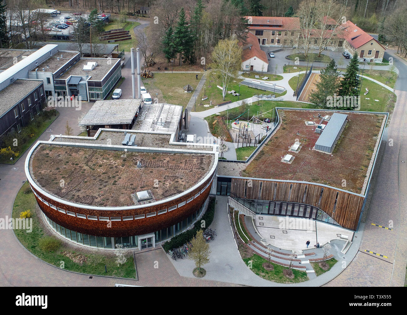 Eberswalde, Germania. Xi Apr, 2019. Il campus della foresta della Hochschule für nachhaltige Entwicklung Eberswalde (HNEE), vista aerea con un drone. Credito: Patrick Pleul/dpa-Zentralbild/ZB/dpa/Alamy Live News Foto Stock