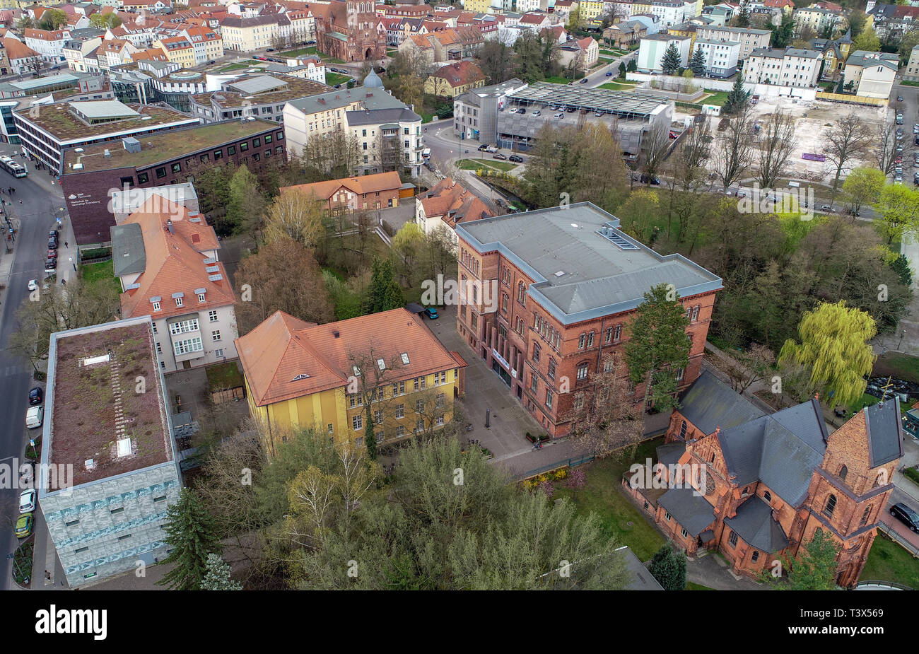 Eberswalde, Germania. Xi Apr, 2019. Il complesso della Hochschule für nachhaltige Entwicklung Eberswalde (HNEE), vista aerea con un drone. Credito: Patrick Pleul/dpa-Zentralbild/ZB/dpa/Alamy Live News Foto Stock