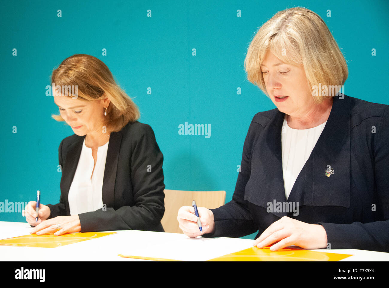 Stuttgart, Germania. Xii Apr, 2019. Petra Olschowski (l, party-meno), Segretario di Stato per la cultura nel Baden-Württemberg e Lynette legno (r), Ambasciatore di Australia in Germania, firmare un protocollo di handover quando teschi umani sono consegnati alla delegazione australiana. Baden-Württemberg mani oltre dieci teschi umani in Australia. I teschi degli indigeni australiani erano arrivati in Europa attorno al 1900 per "cooperazione scientifica finalità". Credito: Simon Sachseder/dpa/Alamy Live News Foto Stock