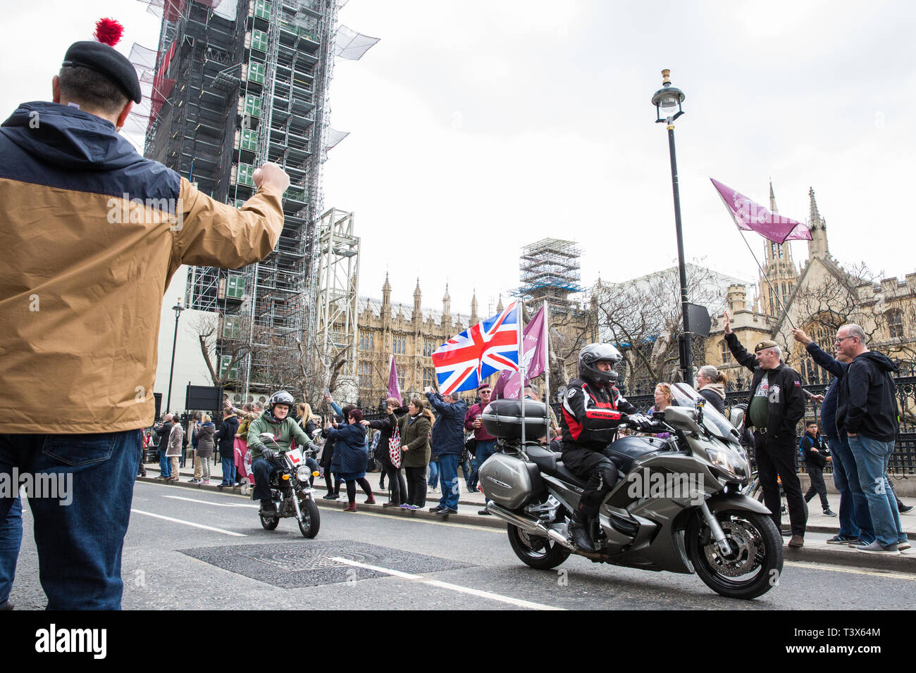 Londra, Regno Unito. Il 12 aprile 2019. Migliaia di motociclisti ride sul Westminster Bridge come parte di un Rolling Thunder Ride per Soldier F organizzata da Harry Wragg e di altre forze armate veterani nel supporto del 77-anno-vecchio soldato noto come soldato F che viene ad essere sottoposto a procedimento penale per gli omicidi di James Wray e William McKinney a diritti civili marzo a Londonderry su Bloody Sunday nel 1972. Credito: Mark Kerrison/Alamy Live News Foto Stock