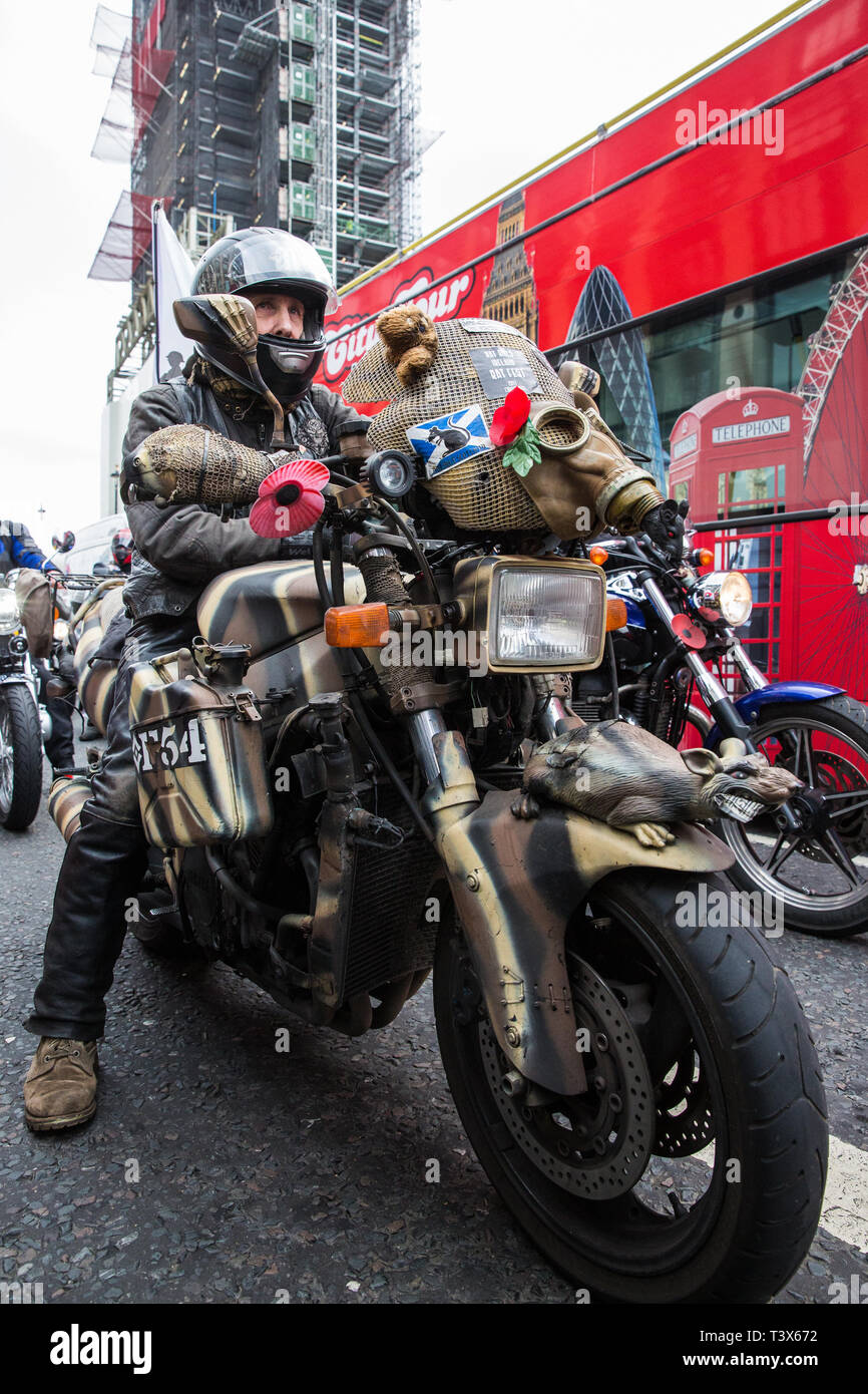 Londra, Regno Unito. Il 12 aprile 2019. Migliaia di motociclisti ride sul Westminster Bridge come parte di un Rolling Thunder Ride per Soldier F organizzata da Harry Wragg e di altre forze armate veterani nel supporto del 77-anno-vecchio soldato noto come soldato F che viene ad essere sottoposto a procedimento penale per gli omicidi di James Wray e William McKinney a diritti civili marzo a Londonderry su Bloody Sunday nel 1972. Credito: Mark Kerrison/Alamy Live News Foto Stock