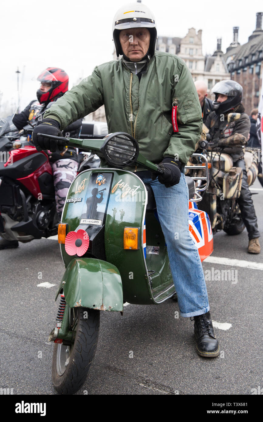 Londra, Regno Unito. Il 12 aprile 2019. Migliaia di ciclisti corsa attraverso la piazza del Parlamento come parte di un Rolling Thunder Ride per Soldier F organizzata da Harry Wragg e di altre forze armate veterani nel supporto del 77-anno-vecchio soldato noto come soldato F che viene ad essere sottoposto a procedimento penale per gli omicidi di James Wray e William McKinney a diritti civili marzo a Londonderry su Bloody Sunday nel 1972. Credito: Mark Kerrison/Alamy Live News Foto Stock