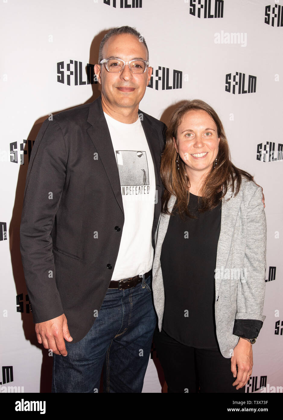 San Francisco, California, Stati Uniti d'America. Xi Apr, 2019. Il regista Michael Tolajian e produttore Rebecca Fergusson arrivano al mondo Premiere screening di Q a sfera con SF International Film Festival al teatro Castro on April 11, 2019 a San Francisco, California. ( Credito: Chris Tuite/spazio di immagine/Media Punch)/Alamy Live News Foto Stock