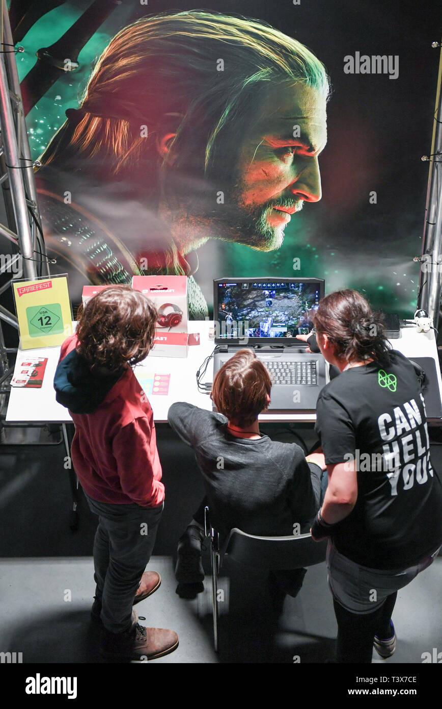 Berlino, Germania. Xii Apr, 2019. Visitatori giocare un gioco per computer al Gamefest nella Kulturbrauerei come parte di Gamesweekberlin 2019. La rete internazionale riunione del settore dei videogame si svolgerà dal 08.04. al 14.04.2019. Credito: Jens Kalaene/dpa-Zentralbild/dpa/Alamy Live News Foto Stock