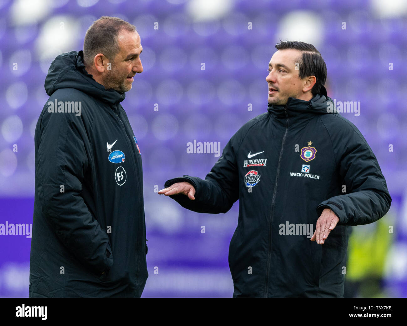 Aue, Germania. Xii Apr, 2019. Calcio: Seconda Bundesliga, Erzgebirge Aue - 1FC Heidenheim, XXIX Giornata nel Sparkassen-Erzgebirgsstadion. Trainer Aues Daniel Meyer (r) e Heidenheim trainer di Frank Schmidt parlare prima della partita allo stadio. Credito: Robert Michael/dpa-Zentralbild/dpa - NOTA IMPORTANTE: In conformità con i requisiti del DFL Deutsche Fußball Liga o la DFB Deutscher Fußball-Bund, è vietato utilizzare o hanno utilizzato fotografie scattate allo stadio e/o la partita in forma di sequenza di immagini e/o video-come sequenze di photo Credit: dpa picture alliance/Alamy Foto Stock