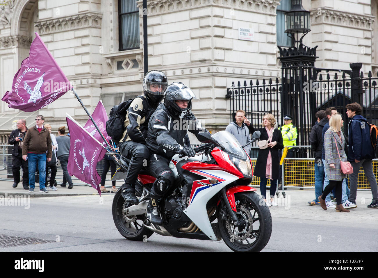 Londra, Regno Unito. Il 12 aprile 2019. Bikers in Whitehall frequentare il Rolling Thunder Ride per Soldier F organizzata da Harry Wragg e di altre forze armate veterani nel supporto del 77-anno-vecchio soldato noto come soldato F che viene ad essere sottoposto a procedimento penale per gli omicidi di James Wray e William McKinney a diritti civili marzo a Londonderry su Bloody Sunday nel 1972. Credito: Mark Kerrison/Alamy Live News Foto Stock