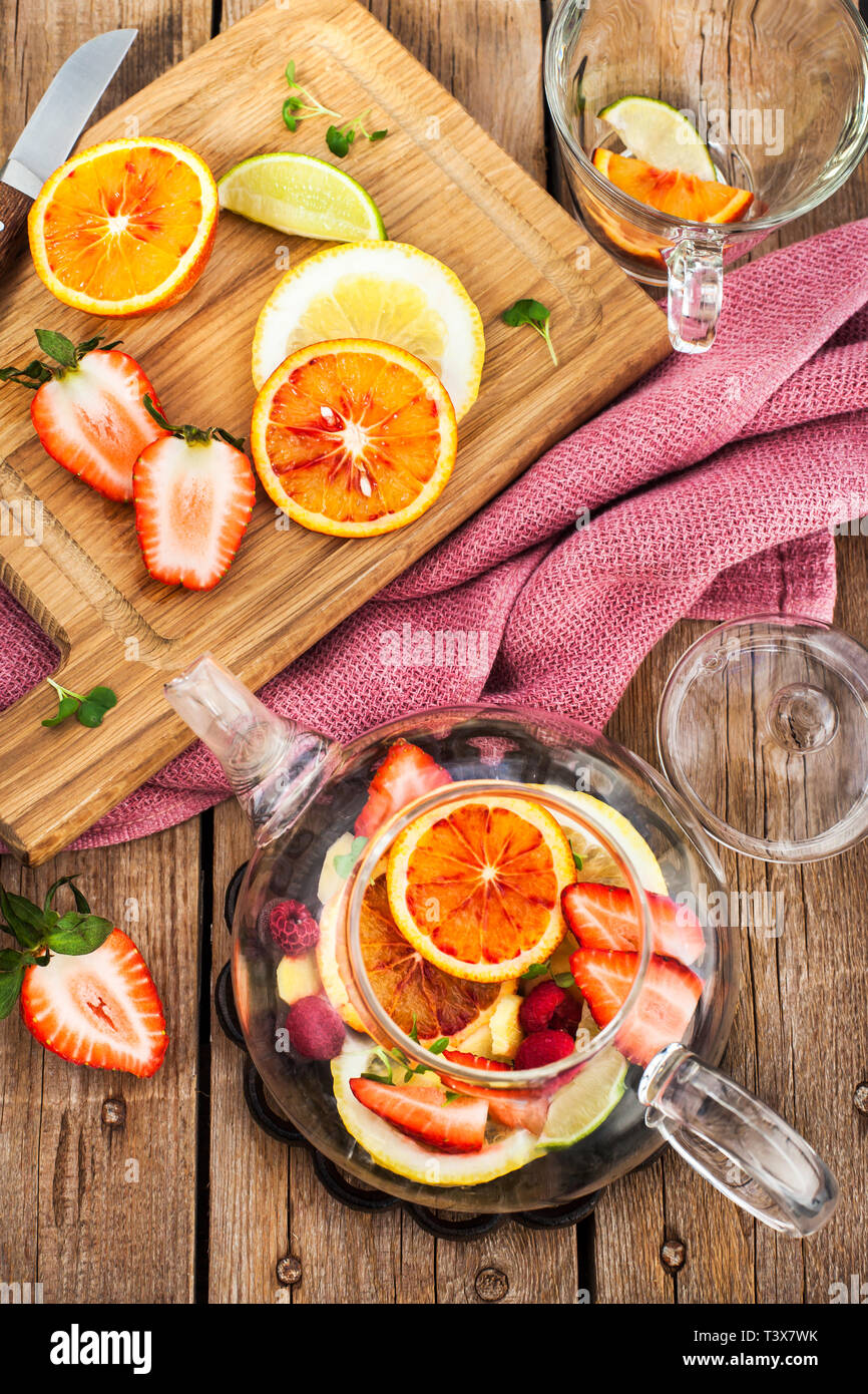 Frutta tè rosso con arance e bacche sul tavolo di legno, vista dall'alto Foto Stock