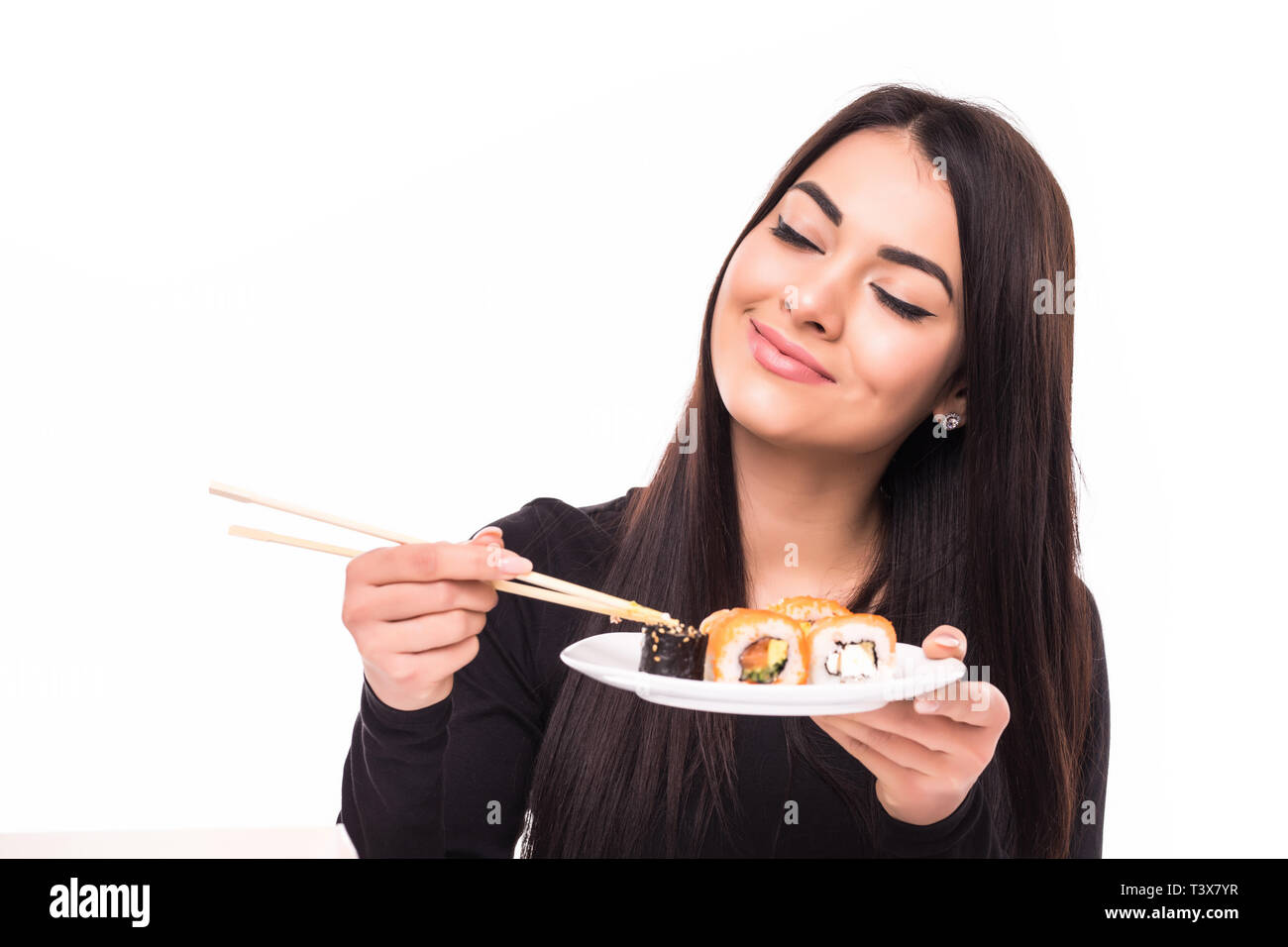 Nero-ragazza dai capelli a mangiare il sushi con bacchette, isolato Foto  stock - Alamy