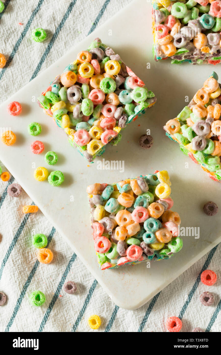 In casa la frutta cereali trattare Marshmallow piazze pronto a mangiare Foto Stock