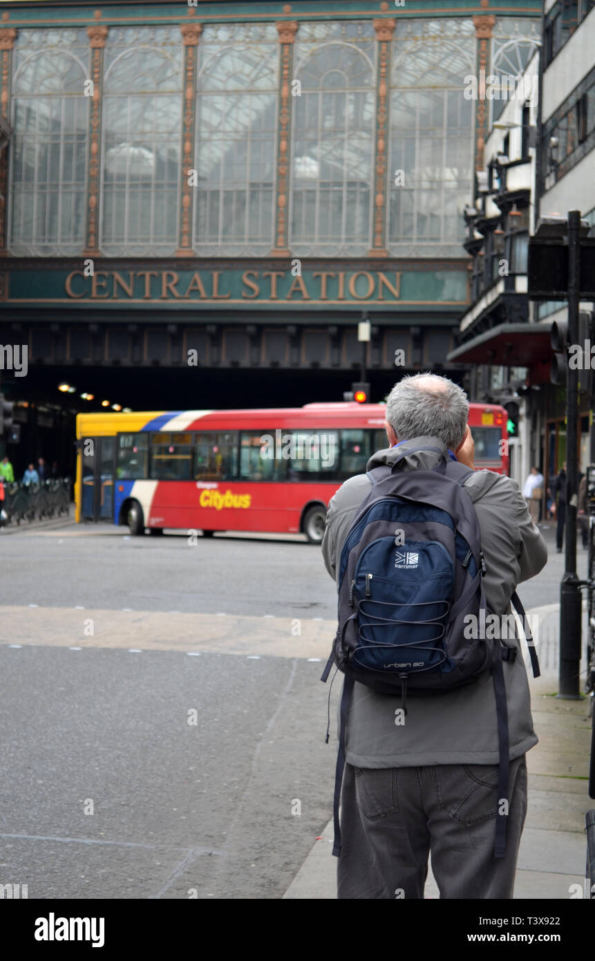 Il bus spotter su Argyle Street, Glasgow, Scozia Foto Stock