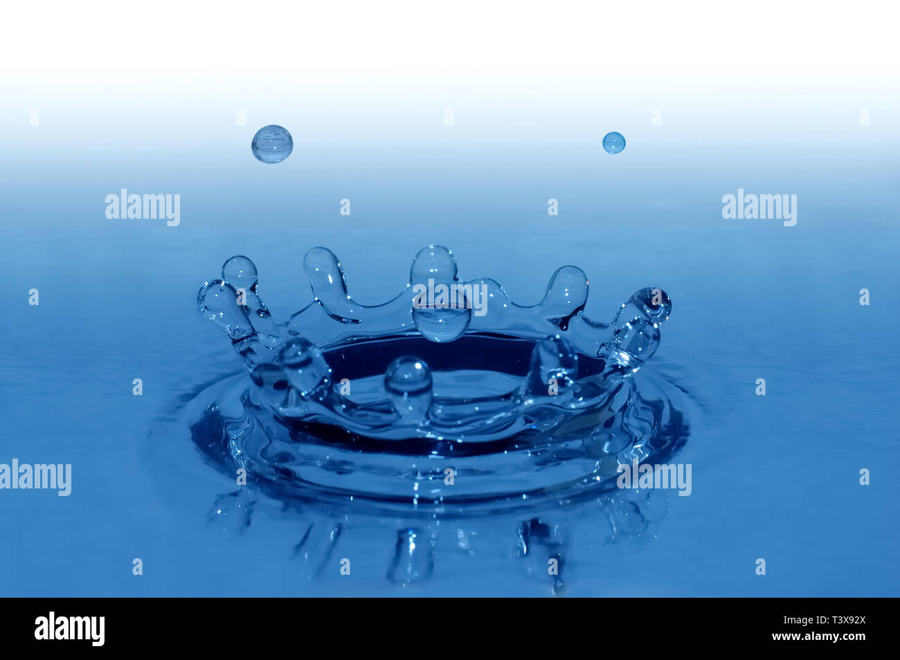 Blu acqua splash in forma di corona Foto Stock