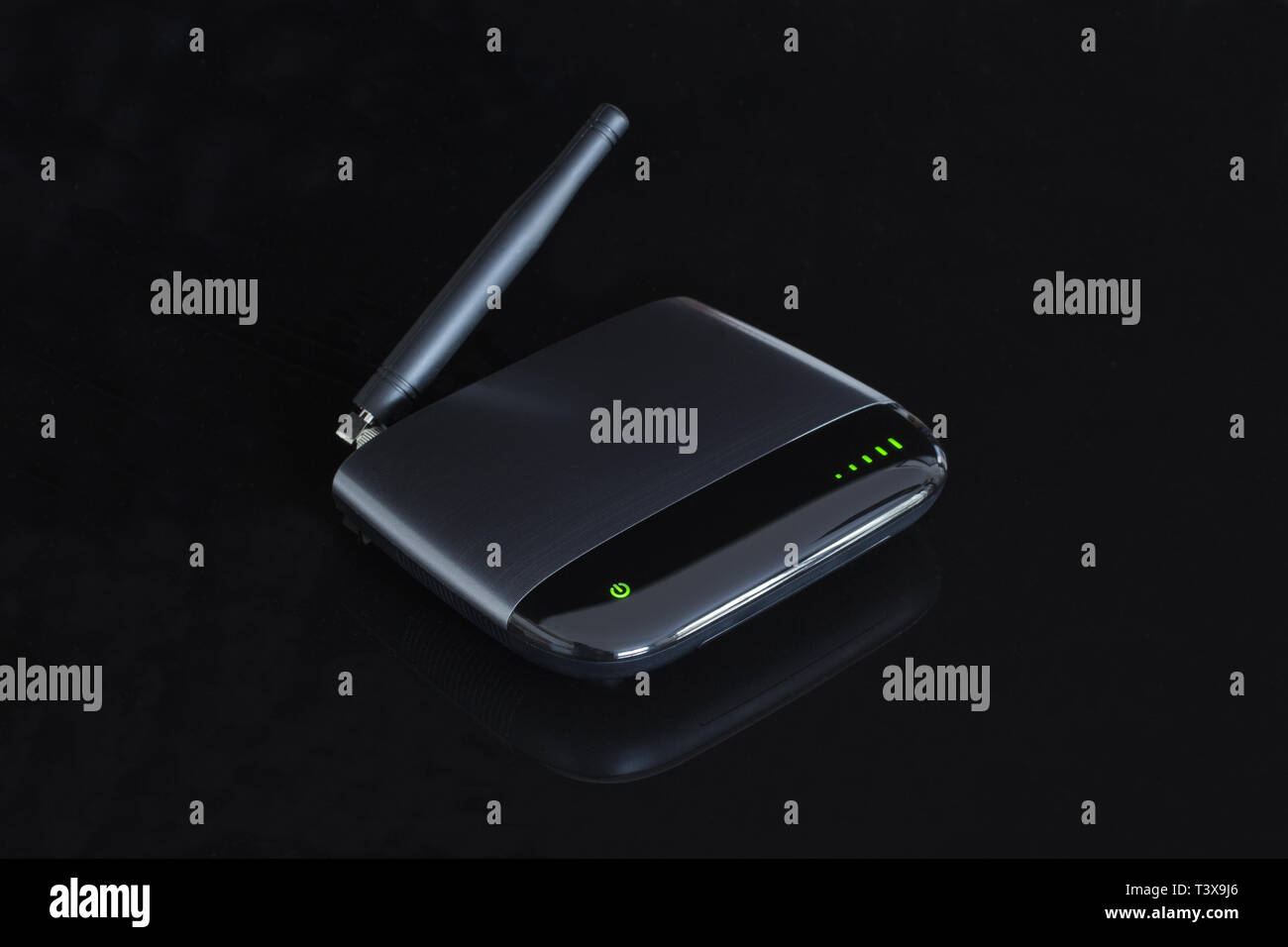 Router wireless su nero. Foto Stock