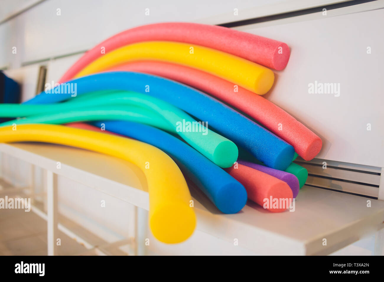 Wacky tagliatelle, Piscina giocattoli Stick di schiuma, piscina tagliatelle. Foto Stock