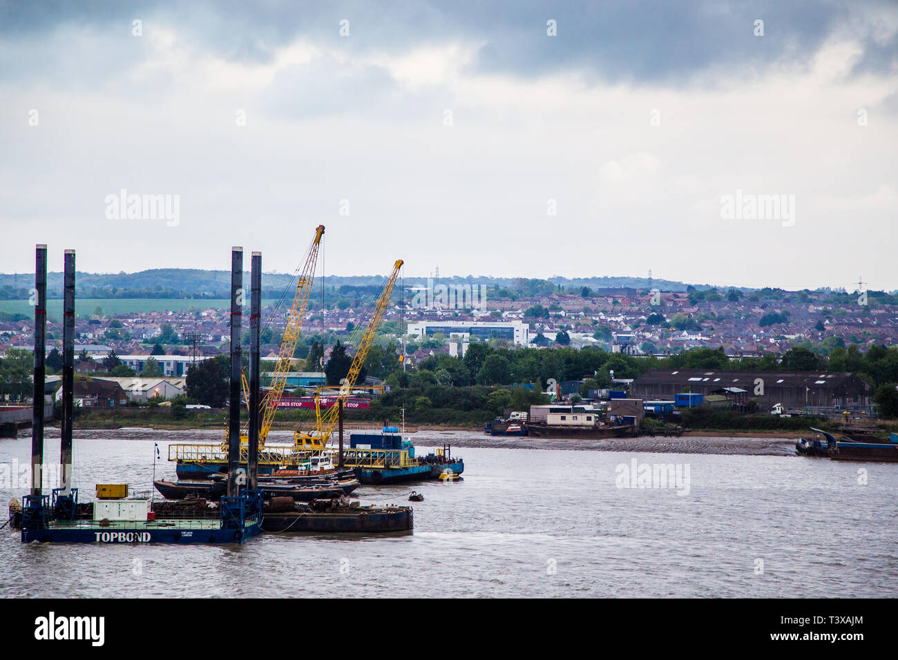 Gravesend, Kent, Regno Unito. Una vista dal fiume Tamigi guardando oltre la zona industriale di Oriente Gravesend. Barche e Altri trasporti marittimi può essere visto. Foto Stock