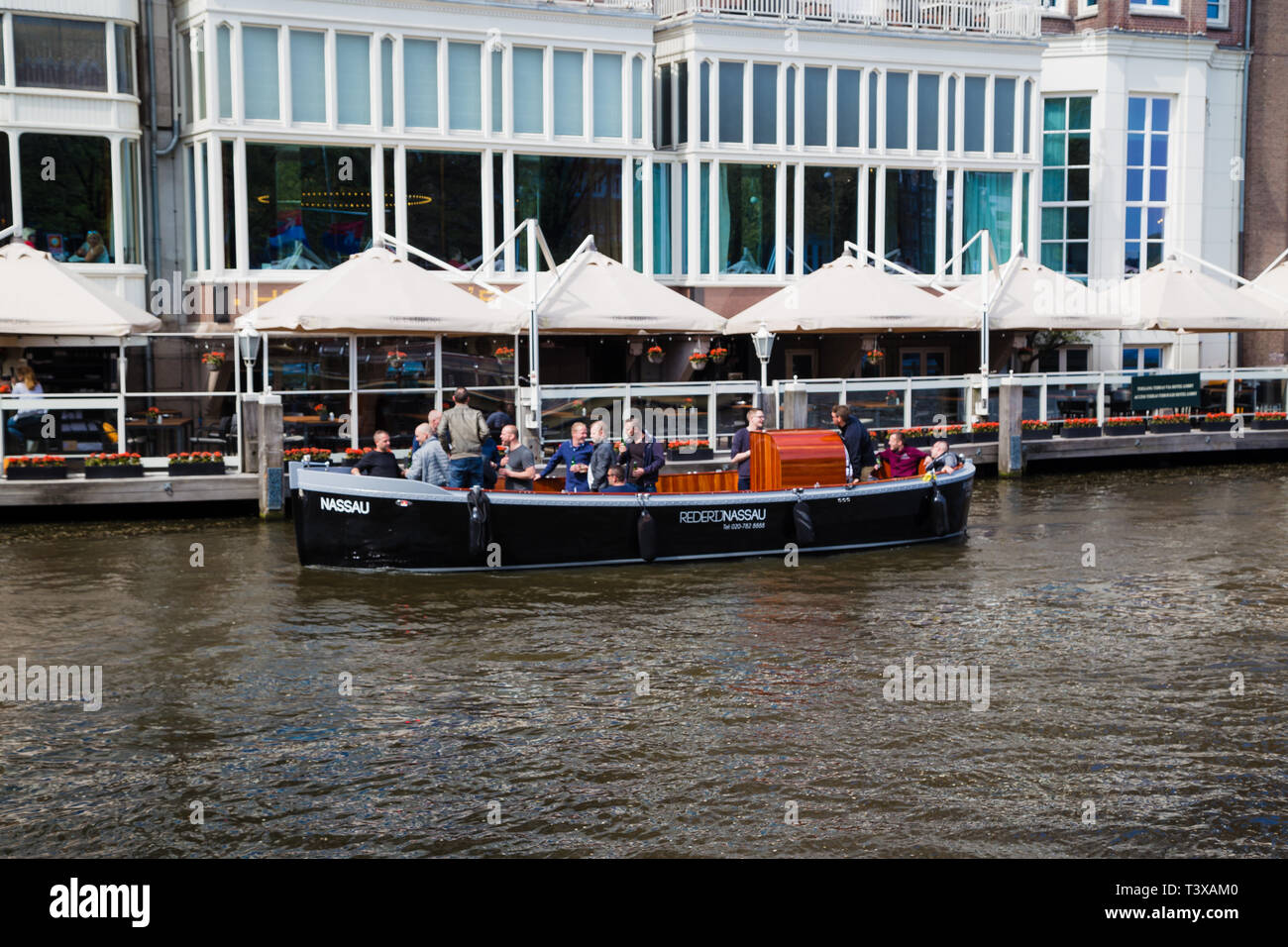 Amsterdam, Paesi Bassi. Imbarcazioni da diporto prende a canali di Amsterdam in una giornata di sole. Foto Stock