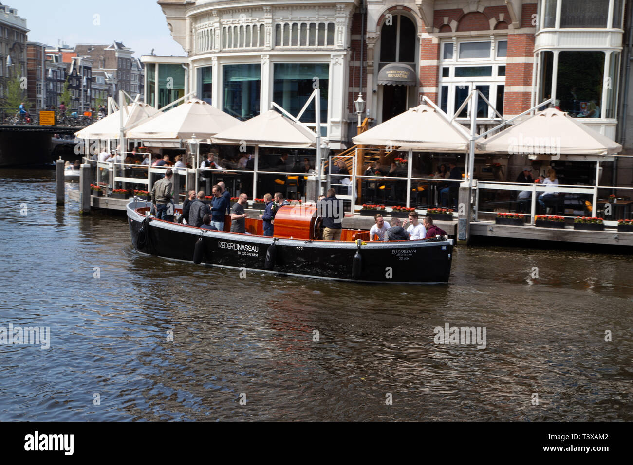 Amsterdam, Paesi Bassi. Imbarcazioni da diporto prende a canali di Amsterdam in una giornata di sole. Foto Stock