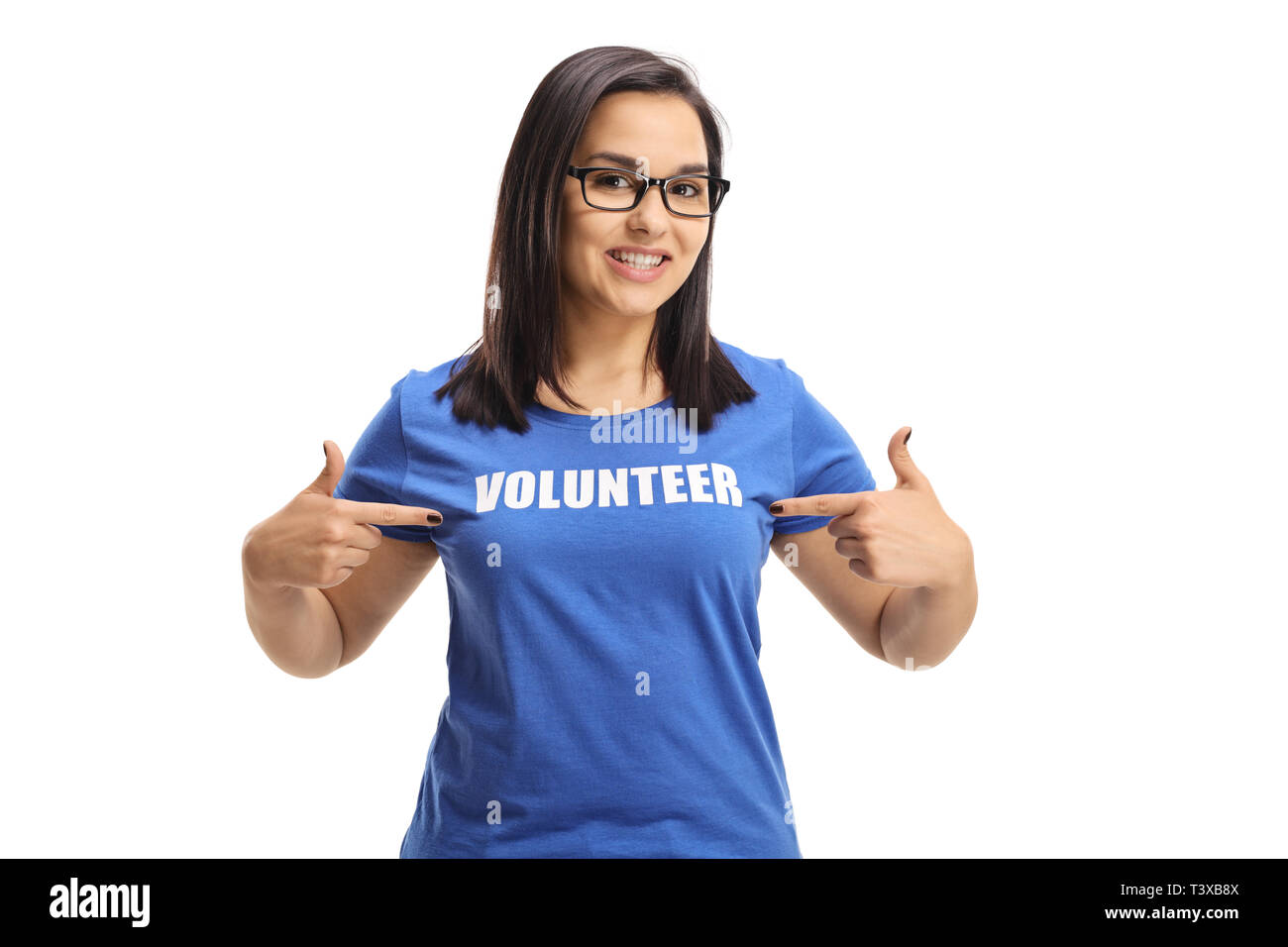 Giovani volontari femmina rivolta verso il suo blu t-shirt isolati su sfondo bianco Foto Stock