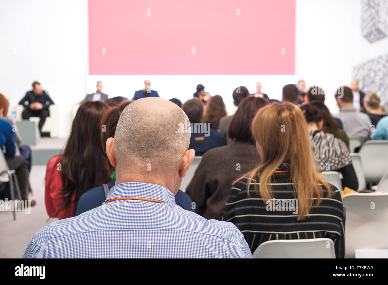 Uomo d'affari e persone in ascolto sulla conferenza. L'immagine orizzontale Foto Stock