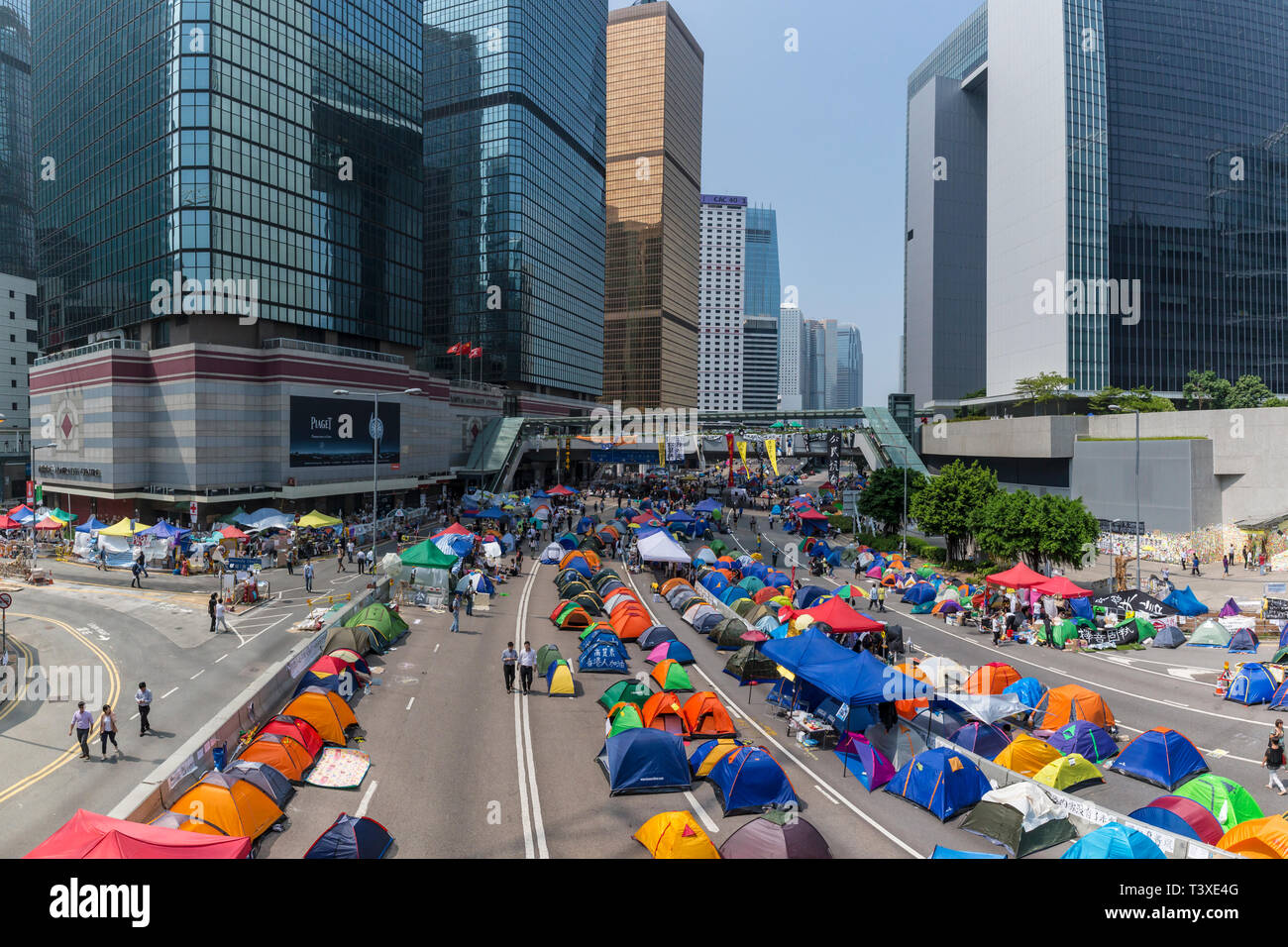 Hong Kong Ombrello giallo proteste vide strade principale bloccato contro il traffico chiudendo intere sezioni dei quartieri centrali degli affari. Foto Stock