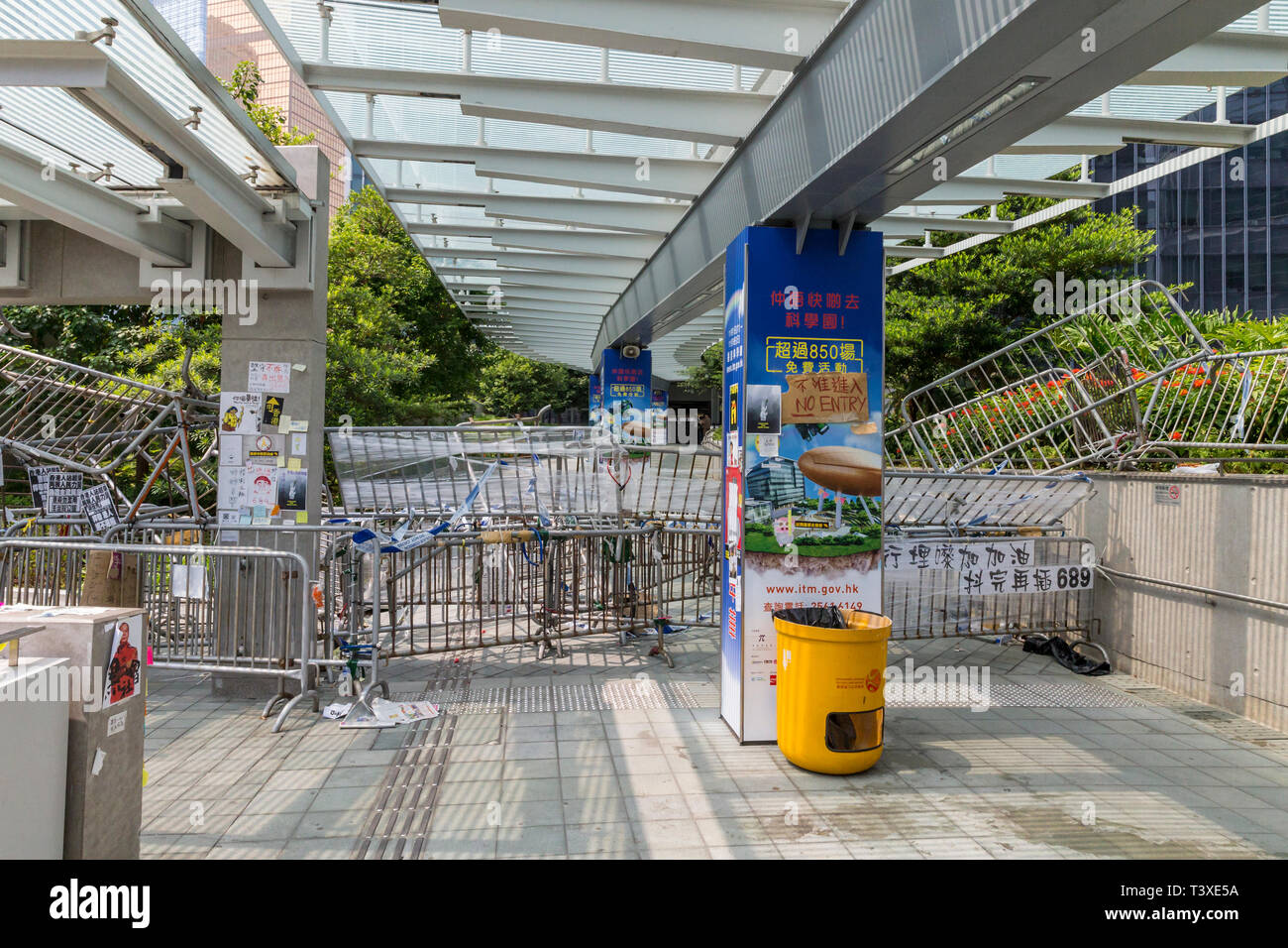 Hong Kong Ombrello giallo proteste vide strade principale bloccato contro il traffico chiudendo intere sezioni dei quartieri centrali degli affari. Foto Stock