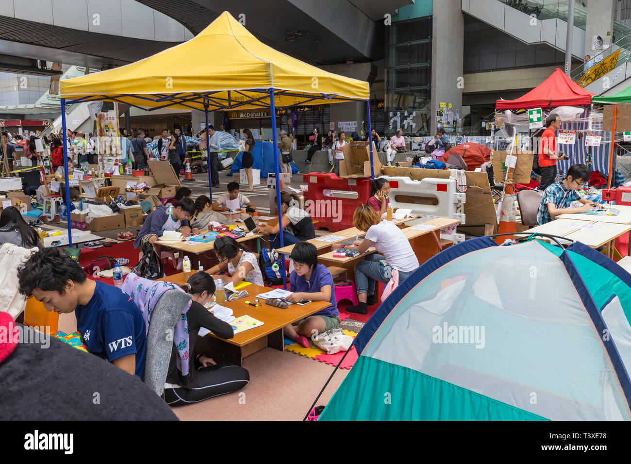 Hong Kong Ombrello giallo proteste vide strade principale bloccato contro il traffico chiudendo intere sezioni dei quartieri centrali degli affari. Foto Stock