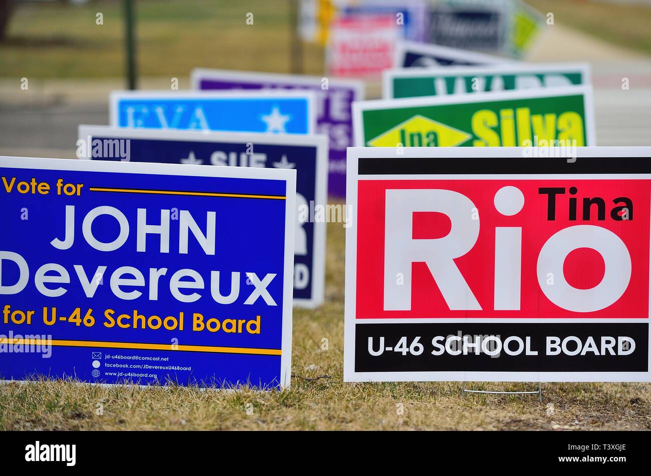 South Elgin, Illinois, Stati Uniti d'America. Una lunga linea di candidati indicazioni sul display in corrispondenza di un luogo di polling in Chicago suburbana. Foto Stock