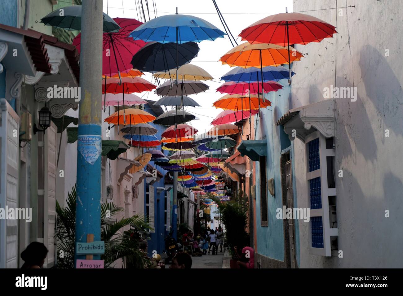 Un vicolo pieno di colorati, ombrelli flottante Foto Stock