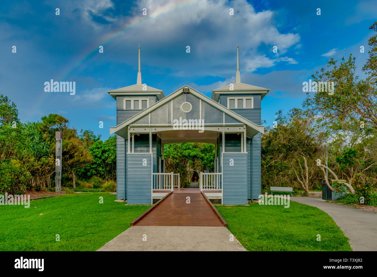 Un colorato e accattivante wc pubblico nella città di mare, Marcoola, Australia si preannuncia come qualcosa da un set del Truman Show Foto Stock