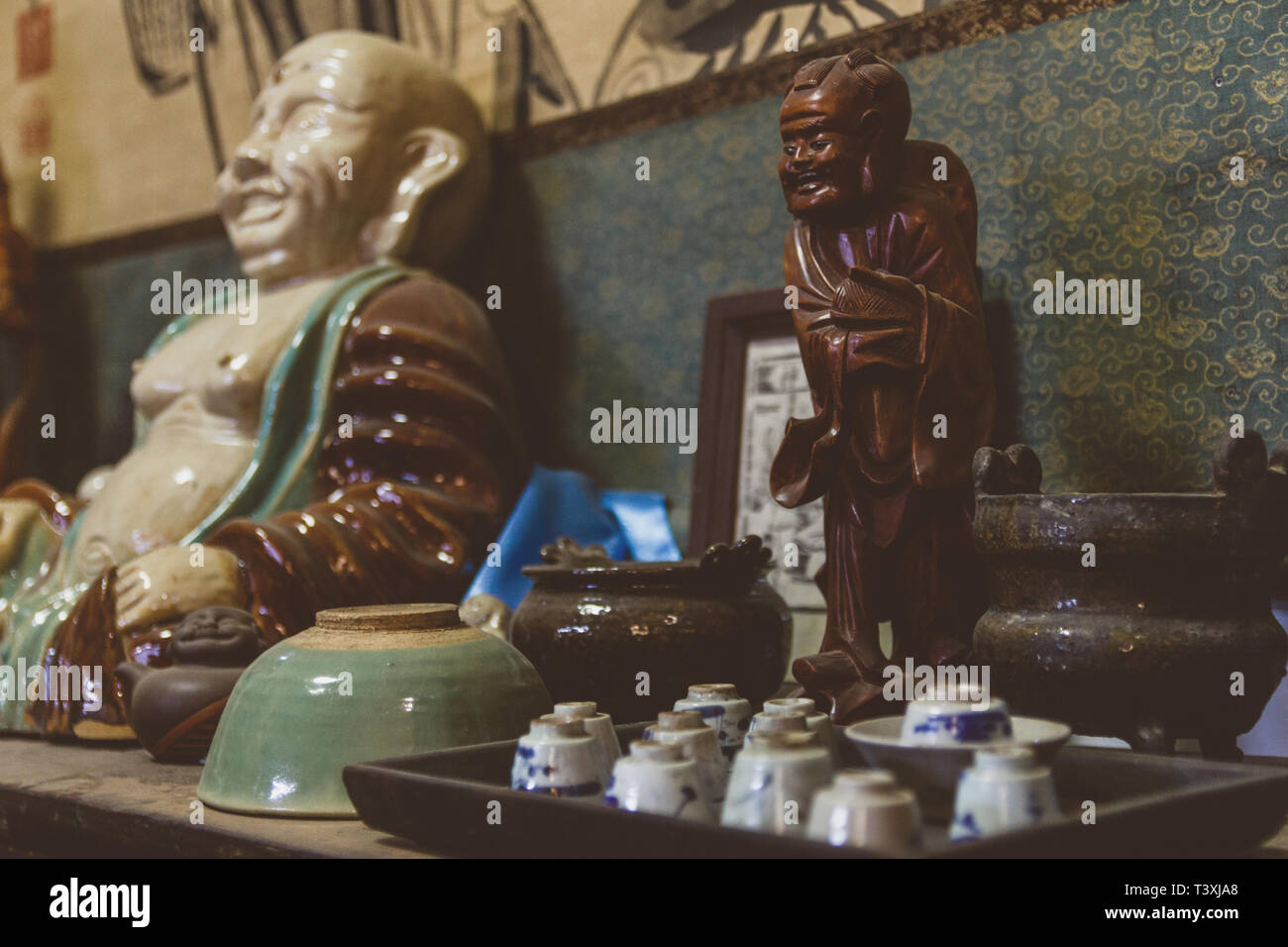 Vecchie figure di argilla di Buddha in negozio di antiquariato in Cina Foto Stock