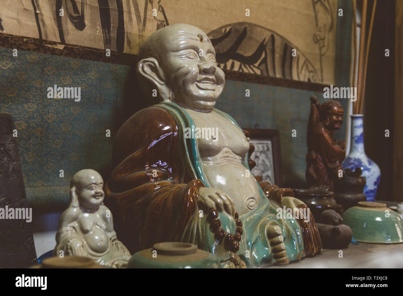 Vecchie figure di argilla di Buddha in negozio di antiquariato in Cina Foto Stock