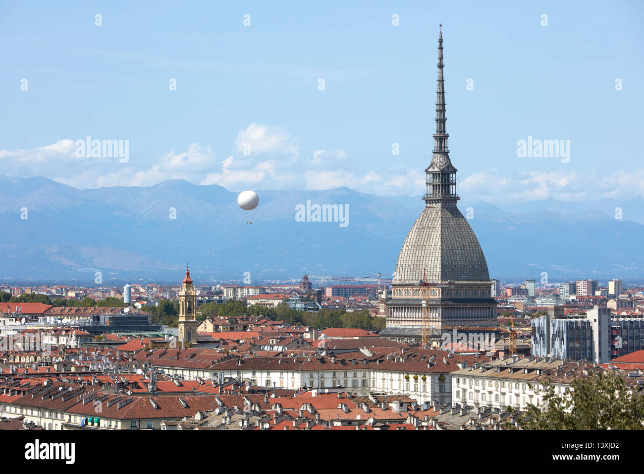 Torino vista sullo skyline, Mole Antonelliana tower e la mongolfiera in una soleggiata giornata estiva in Italia Foto Stock