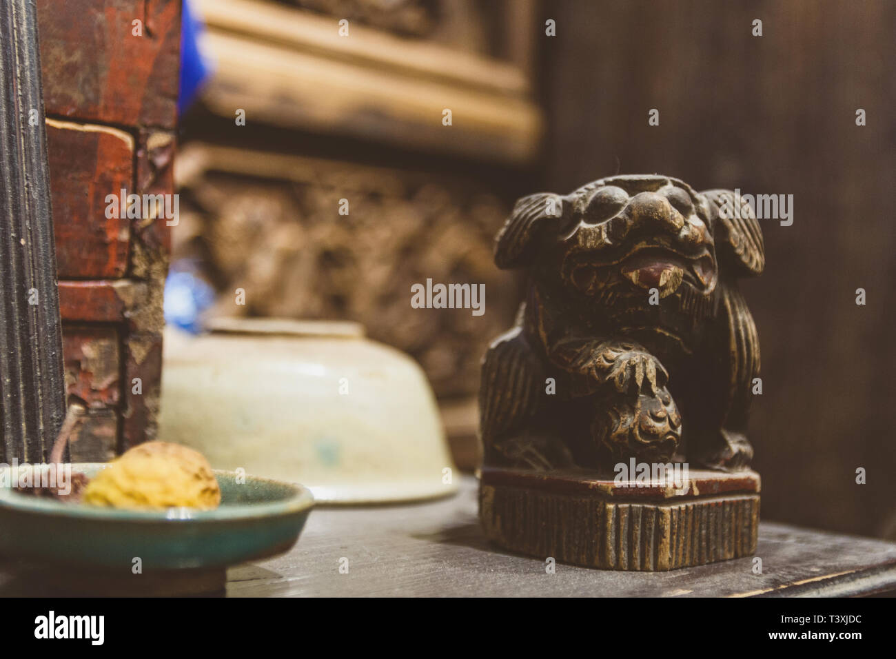 Piccolo Cane statuetta in negozio di antiquariato in Cina Foto Stock
