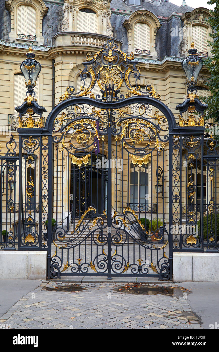 Parigi, Francia - 22 luglio 2017: Nero ed il golden gate di Marcel Dassault edificio ospita Artcurial auction house a Parigi, Francia Foto Stock