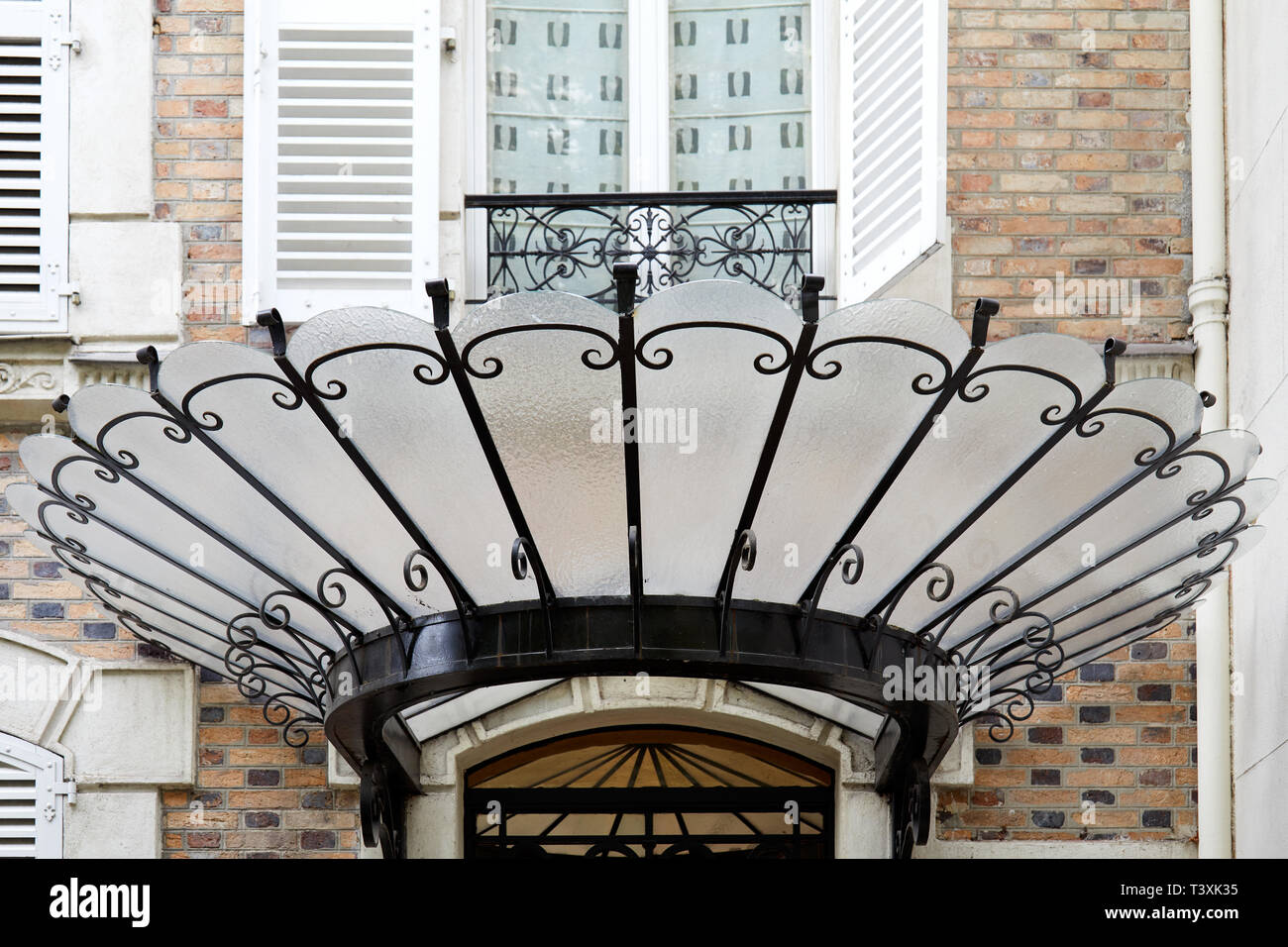 Parigi, Francia - Luglio 23, 2017: Art Nouveau con tettuccio in vetro nero e ferro battuto a Parigi, Francia Foto Stock