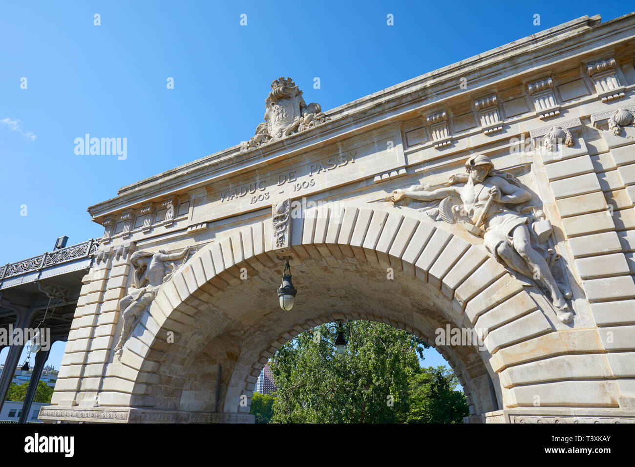 Bir Hakeim bridge arch con statue in una soleggiata giornata estiva a Parigi, Francia Foto Stock