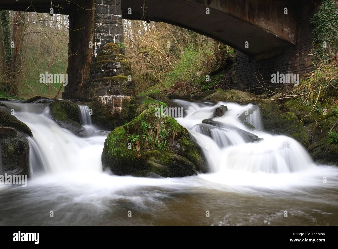 Fiume Duhonw sotto il ponte stradale B4520 vicino a Noyadd Farm a sud di Builth Wells, Powys, Galles. Il fiume è noto per la sua pesca alla trota Foto Stock