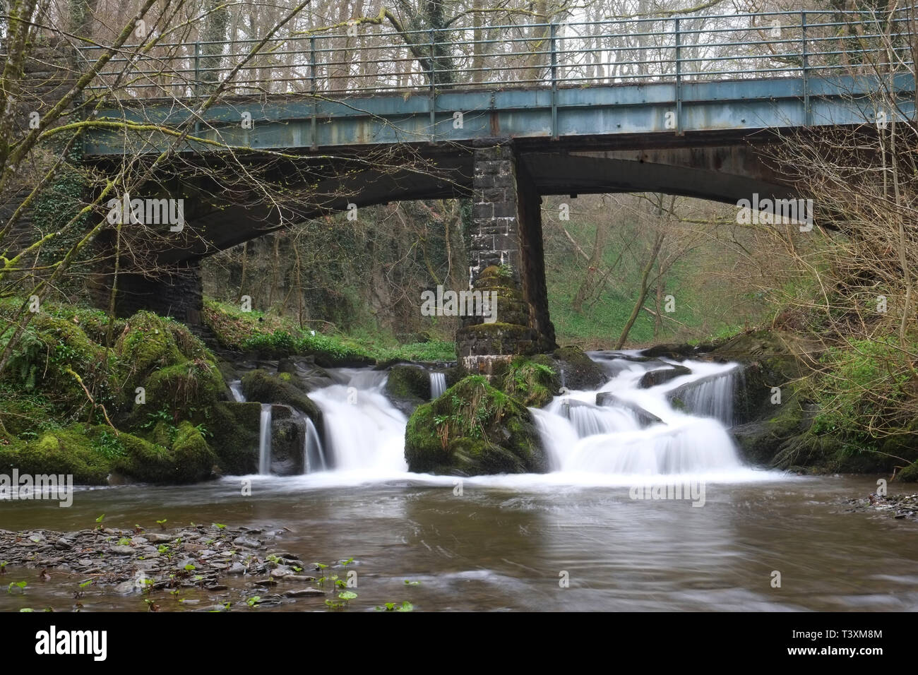 Fiume Duhonw sotto il ponte stradale B4520 vicino a Noyadd Farm a sud di Builth Wells, Powys, Galles. Il fiume è noto per la sua pesca alla trota Foto Stock