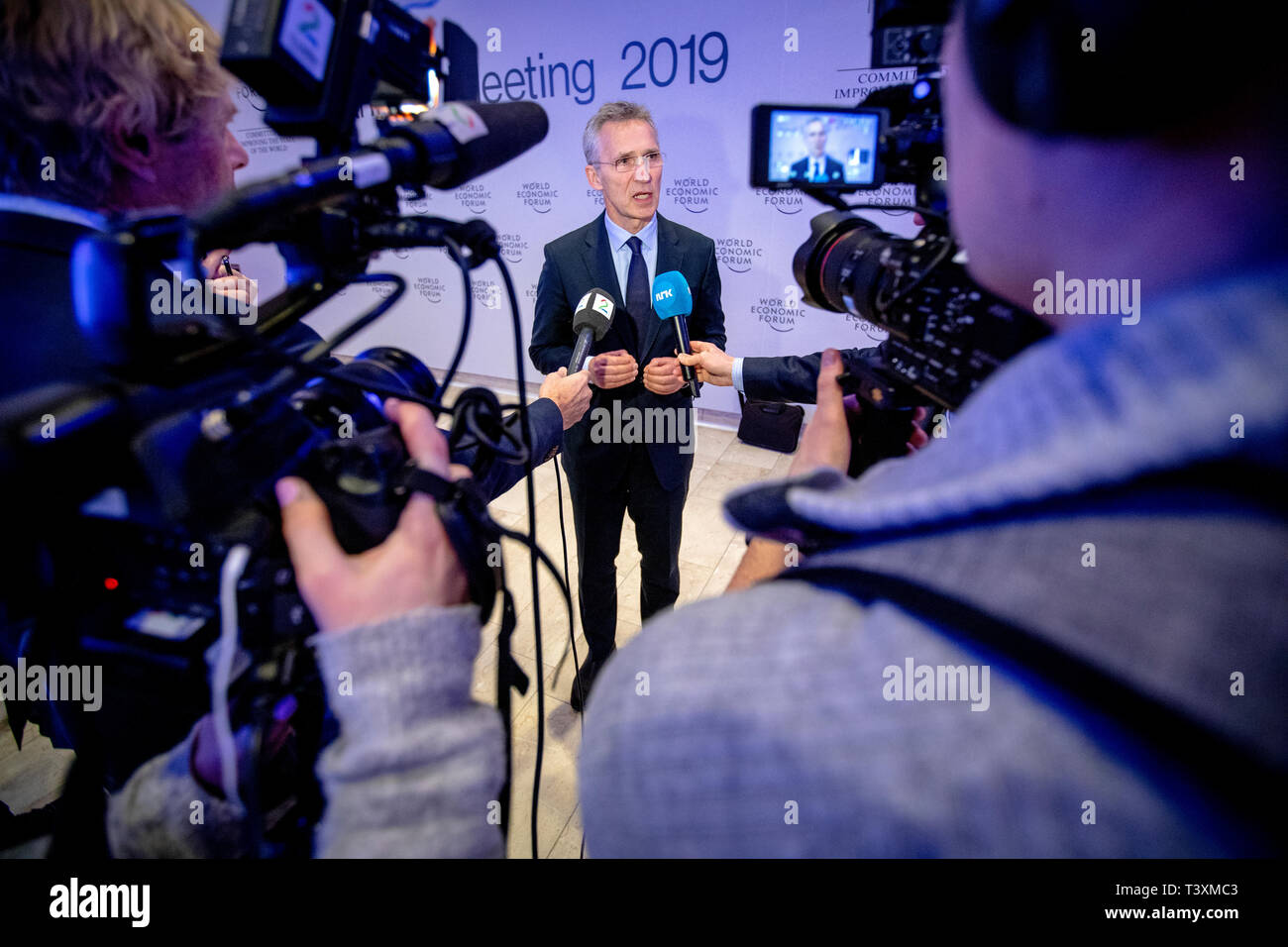 Il Segretario Generale della NATO Jens Stoltenberg parla ai media in occasione del Forum Economico Mondiale di Davos. Foto Stock