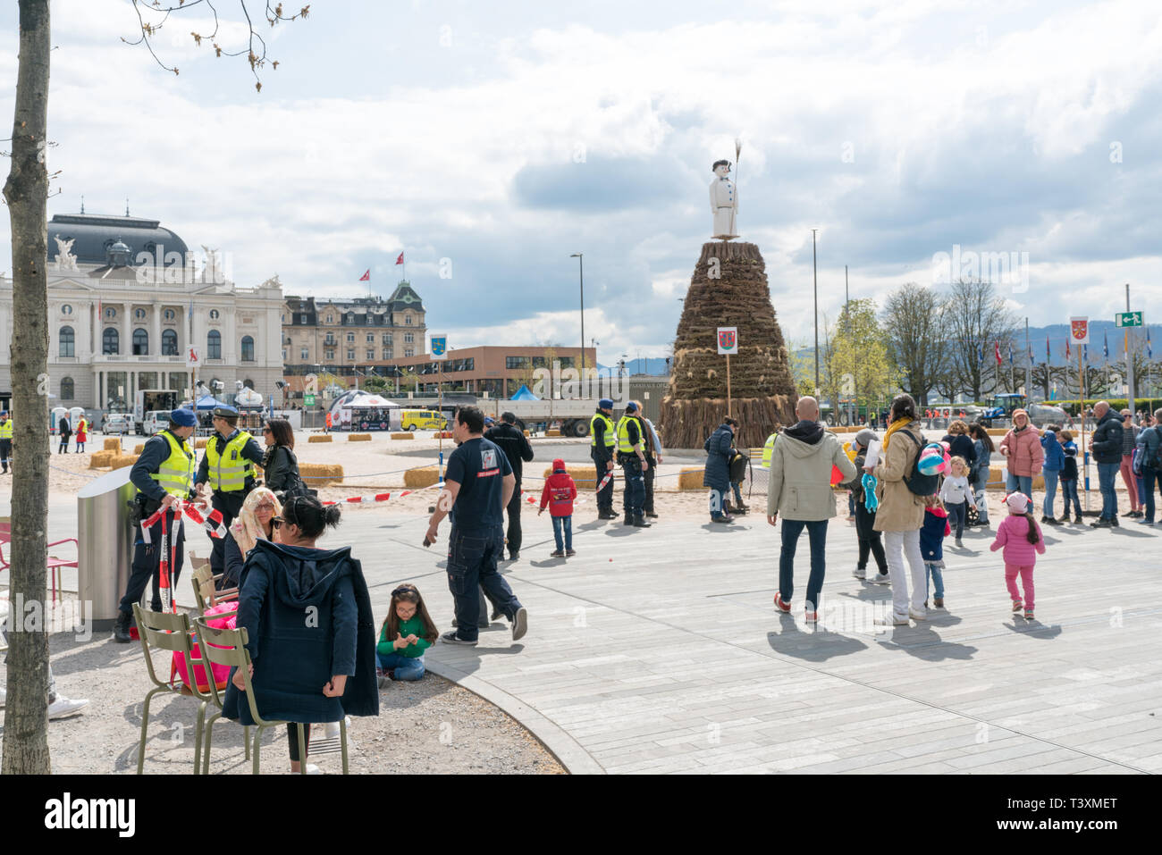 Zurigo, ZH / Svizzera - Aprile 8, 2019: polizia cancellare i locali presso il festival di primavera Sechselauten a Zurigo per motivi di sicurezza Foto Stock