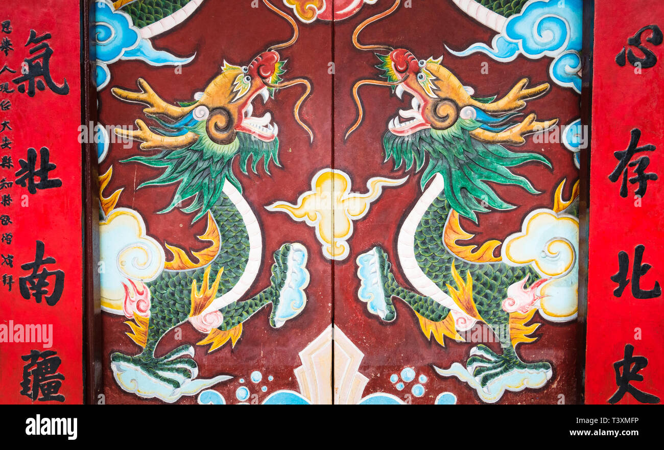 Disegni di draghi all'ingresso Il del xvii secolo cinese Quan Cong tempio, Hoi An, Vietnam Foto Stock