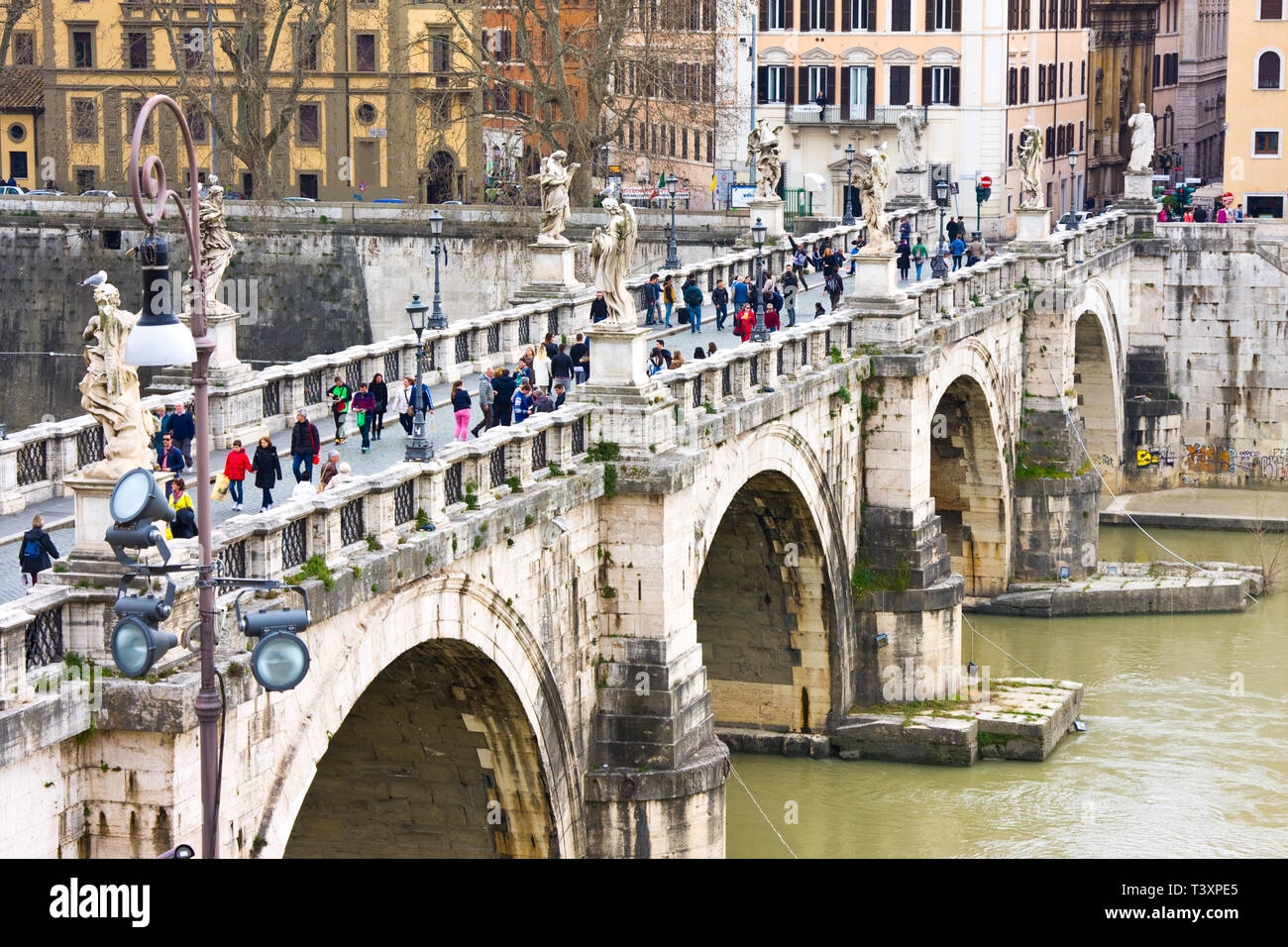 A piedi su San Angelo Bridge ( Ponte Sant' Angelo) da Castel Sant'Angelo (Castello di Santo Angelo, mausoleo di Adriano) nella città di Roma Foto Stock