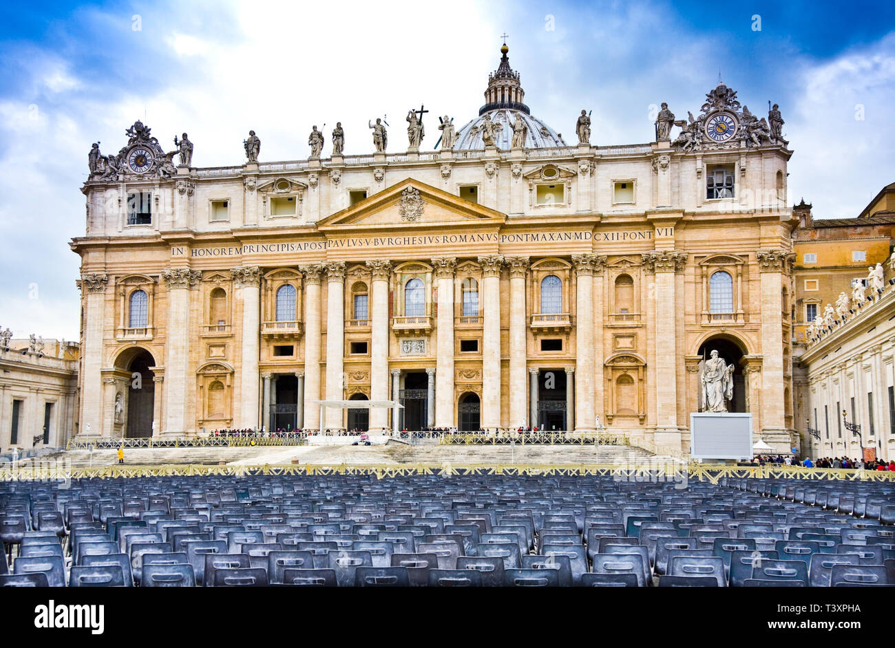 Righe di vecchie sedie vuote in piazza, Vaticano Foto Stock