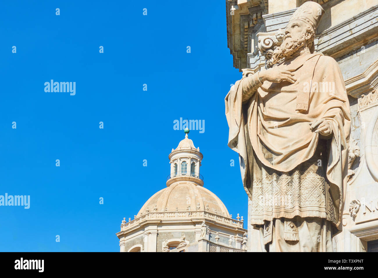 Saint James statua che si trova nella parte anteriore del Sant'Agata Duomo di Catania e il cielo blu, Sicilia, Italia. Composizione Copyspace Foto Stock